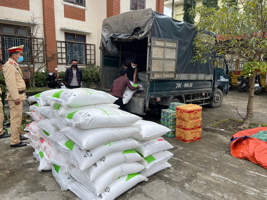 Số hàng hóa nhập lậu không có hóa đơn chứng từ bị lực lượng công an phát hiện và thu giữ. Ảnh: Công Quang Số hàng hóa nhập lậu không có hóa đơn chứng từ bị lực lượng công an phát hiện và thu giữ. Ảnh: Công Quang