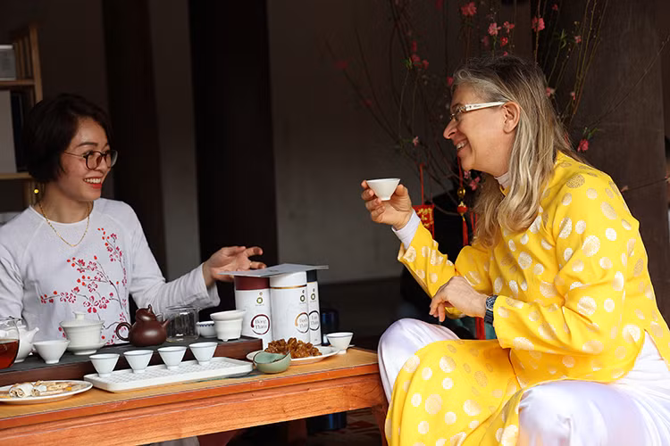  Các đại biểu thưởng thức trà xanh kèm với kẹo lạc, chè lam...