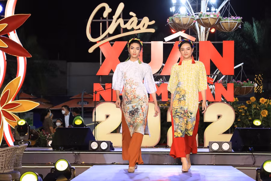  Bên cạnh Quỳnh Hoa, dàn người mẫu như Lê Thu Trang, Đào Thị Hà, Thanh Khoa, Thi Thi Phạm, Thạch Thảo, Đan Phượng, Thu Trúc, Mairo Thành Tâm... cũng góp mặt trong show diễn của nhà thiết kế Việt Hùng