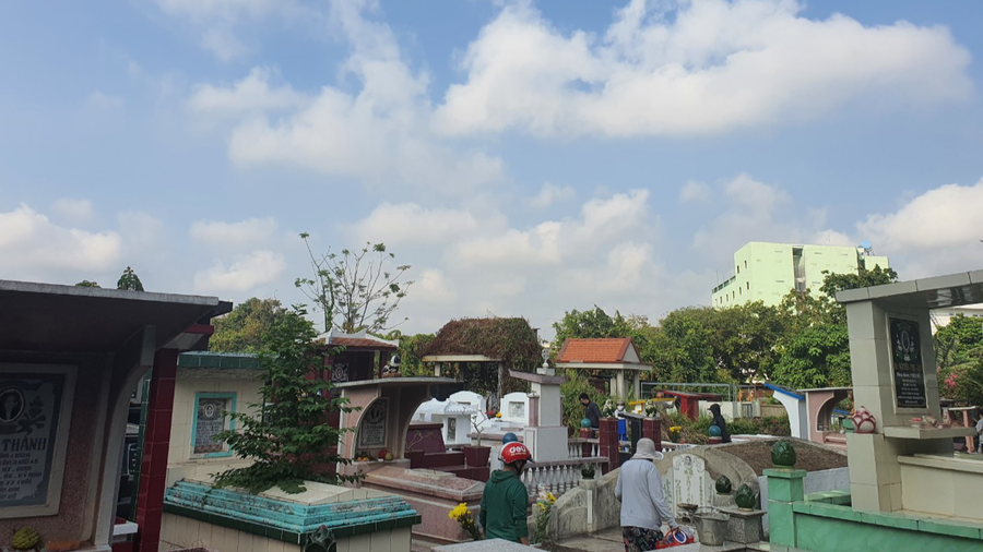 Đi tảo mộ là truyền thống đẹp của người Việt dịp cuối năm. Ảnh: Bảo Vy