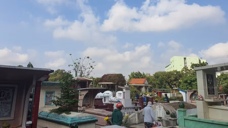 Đi tảo mộ là truyền thống đẹp của người Việt dịp cuối năm. Ảnh: Bảo Vy