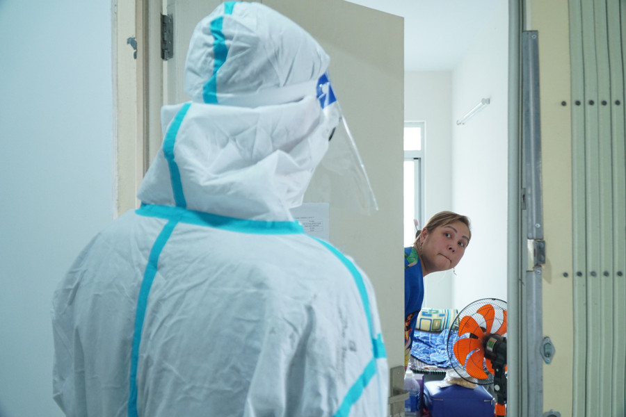 Bác sĩ thăm khám bệnh nhân tại BVDC số 12. Ảnh: Khánh Trần