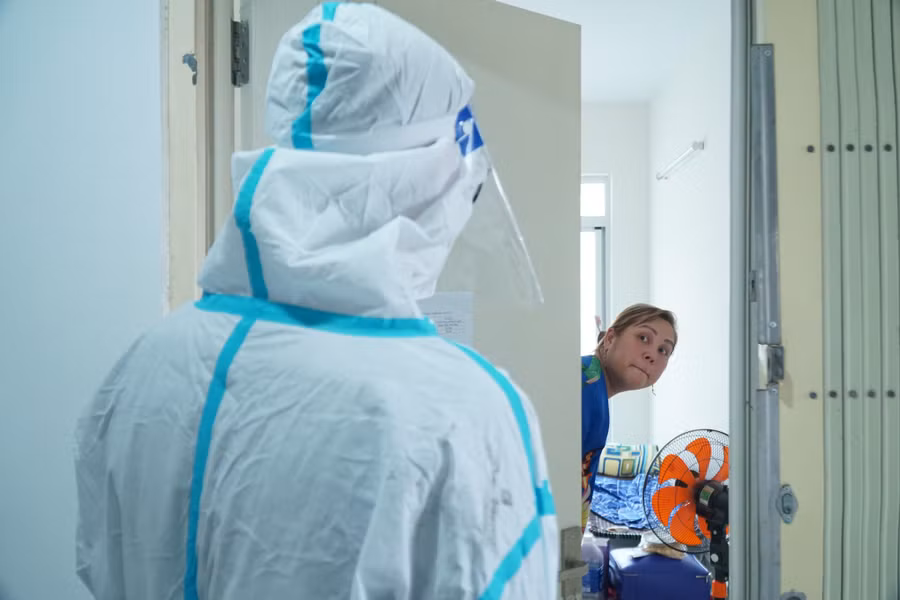 Bác sĩ thăm khám bệnh nhân tại BVDC số 12. Ảnh: Khánh Trần