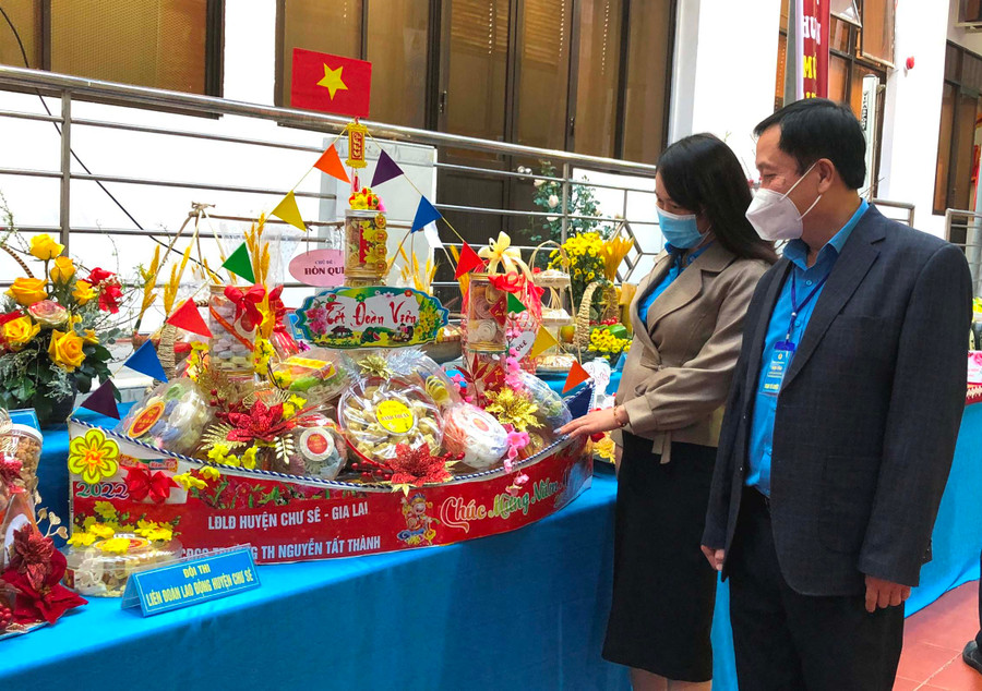 Sản phẩm bánh thuẫn của Liên đoàn Lao động huyện Chư Sê đạt giải nhất phần thi gửi sản phẩm về dự thi. Ảnh: Đinh Yến