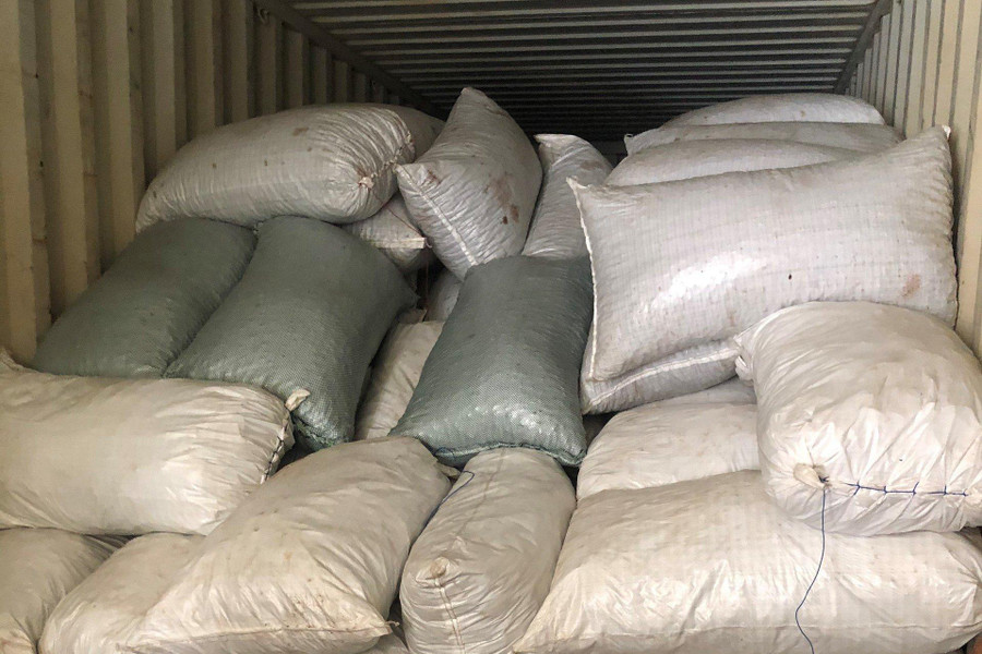 Trong container có hàng trăm bao tải. Ảnh: Nguyễn Tú