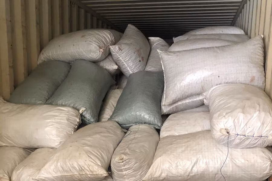 Trong container có hàng trăm bao tải. Ảnh: Nguyễn Tú