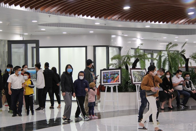  Trong tình cảnh mưa lạnh, dịch bệnh, Vườn tượng APEC mở rộng nổi lên như là địa điểm tham quan, check-in lý tưởng đêm giao thừa