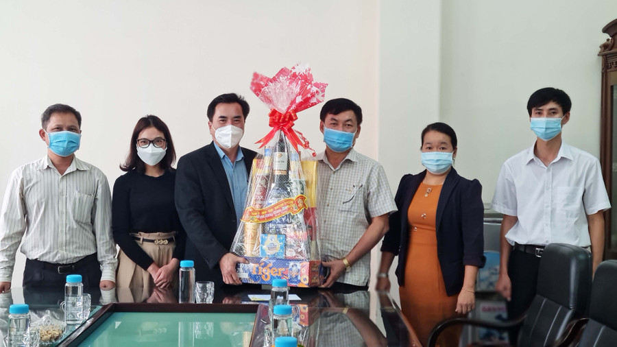 Phó Chủ tịch UBND TP. Pleiku Nguyễn Hữu Sung (thứ 3 từ trái sang) thăm, chúc Tết Báo Gia Lai. Ảnh: Bá Bính Phó chủ tịch UBND TP. Pleiku Nguyễn Hữu Sung thăm, chúc Tết Báo Gia Lai. Ảnh: Bá Bính