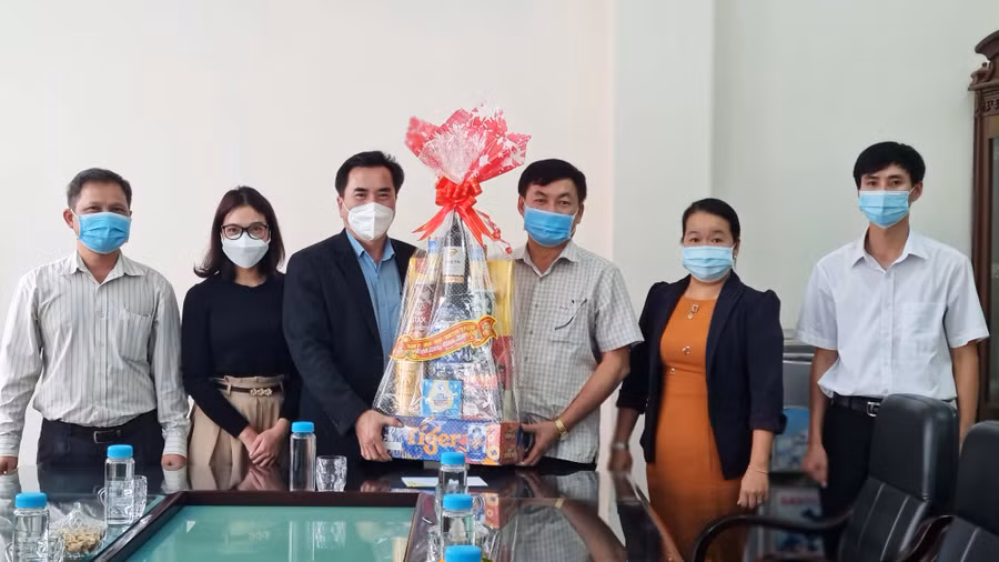 Phó chủ tịch UBND TP. Pleiku Nguyễn Hữu Sung thăm, chúc Tết Báo Gia Lai. Ảnh: Bá Bính