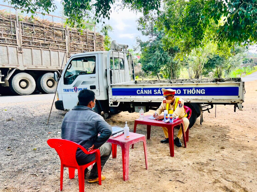 Đội Cảnh sát Giao thông-Trật tự (Công an huyện Kông Chro) xử lý tài xế xe tải chở mía quá tải. Ảnh: An Phát Đội Cảnh sát Giao thông-Trật tự (Công an huyện Kông Chro) xử lý tài xế xe tải chở mía quá tải. Ảnh: An Phát