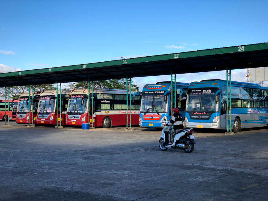 Xe khách của các nhà xe chạy tuyến cố định đều đã hoàn tất cấp đổi qua biển số nền vàng. Ảnh: Lê Hòa