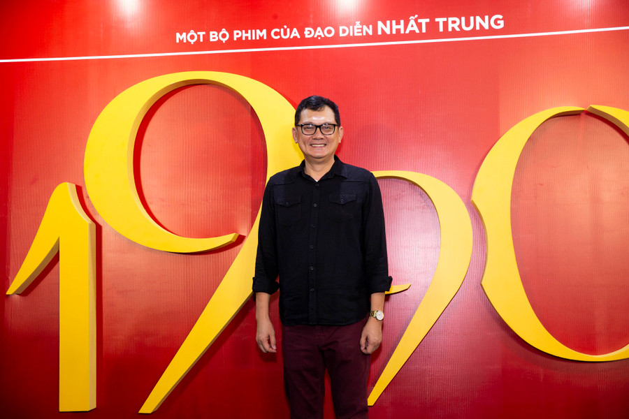 NSƯT Hữu Châu giản dị đến chung vui cùng đạo diễn Nhất Trung. Trong 1990, nam nghệ sĩ thủ vai cha của nhân vật Jessica do Diễm My 9X đảm nhận. Hữu Châu hy vọng khán giả sẽ ra rạp mùa Tết này để ủng hộ 1990 nói riêng và phim Việt nói chung sau một năm nhiều vất vả. Ảnh: BTC