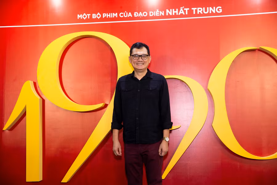 NSƯT Hữu Châu giản dị đến chung vui cùng đạo diễn Nhất Trung. Trong 1990, nam nghệ sĩ thủ vai cha của nhân vật Jessica do Diễm My 9X đảm nhận. Hữu Châu hy vọng khán giả sẽ ra rạp mùa Tết này để ủng hộ 1990 nói riêng và phim Việt nói chung sau một năm nhiều vất vả. Ảnh: BTC