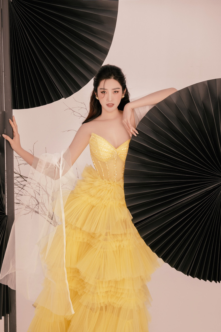 Bộ váy vàng với những đường cắt táo bạo, đính kết tinh xảo. Ảnh: NVCC