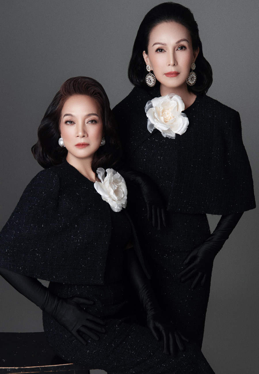 Trong một thiết kế khác, NSND Lê Khanh và diễn viên điện ảnh Diễm My diện đầm ôm bằng vải tweed, có hoa trà trắng làm điểm nhấn. Nếu diễn viên Gái già lắm chiêudùng hoa tai to bản, thiết kế tối giản thì phụ kiện của diễn viên điện ảnh Diễm My có phần cầu kỳ hơn. Ảnh: Milor Trần