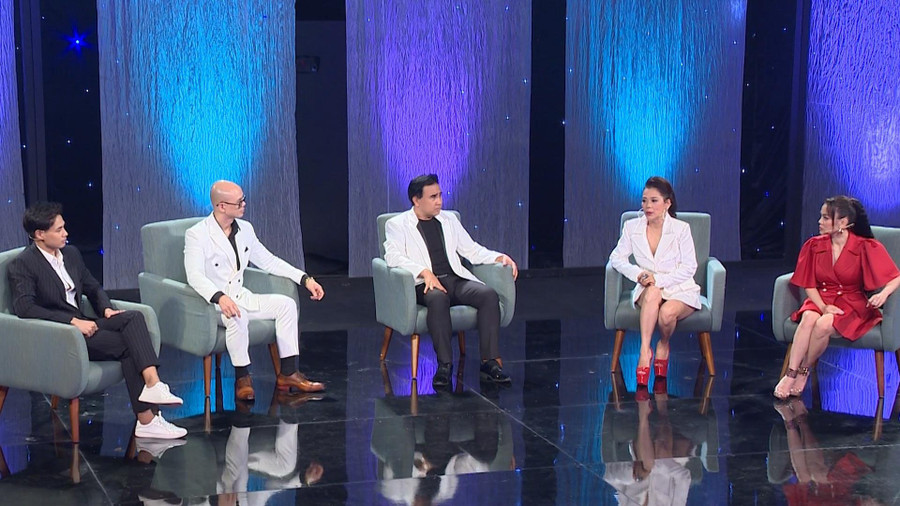 Phan Đinh Tùng, Quyền Linh thích thú khi nghe Mỹ Lệ chia sẻ về bức tranh của cố nhạc sĩ Trịnh Công Sơn. Ảnh: BTC