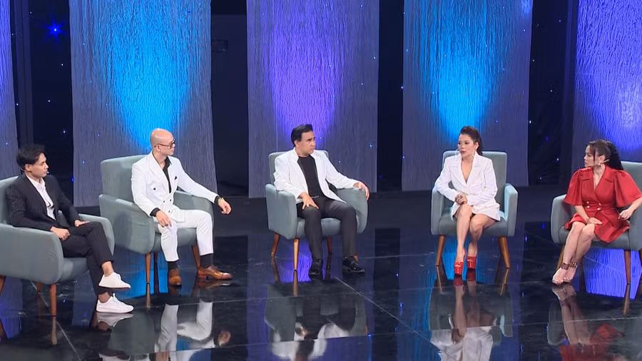 Phan Đinh Tùng, Quyền Linh thích thú khi nghe Mỹ Lệ chia sẻ về bức tranh của cố nhạc sĩ Trịnh Công Sơn. Ảnh: BTC