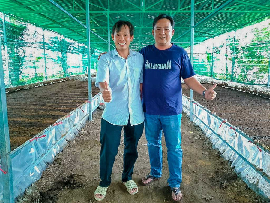 Anh Vinh (trái) tại trang trại trùn nuôi thịt và lấy phân. Ảnh: Duy Tân