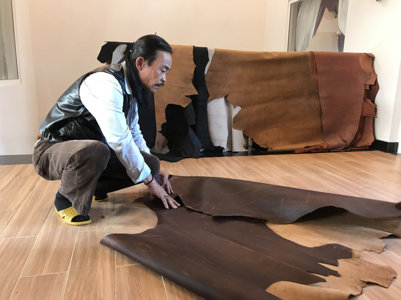 Nguyễn Anh Dũng đo đạc da bò để bọc phần cốt yên ngựa