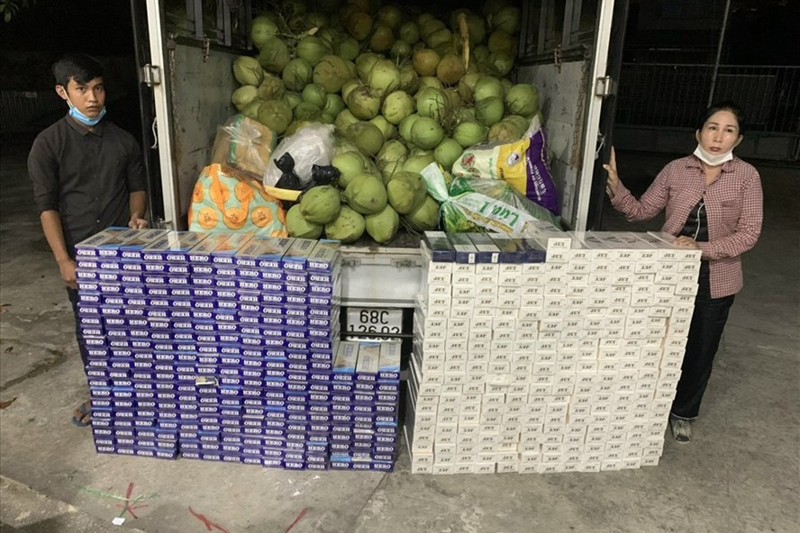 2 đối tượng cùng tang vật thu được. Ảnh: PV