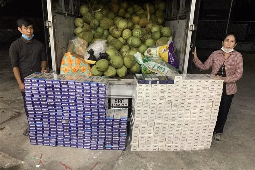 2 đối tượng cùng tang vật thu được. Ảnh: PV