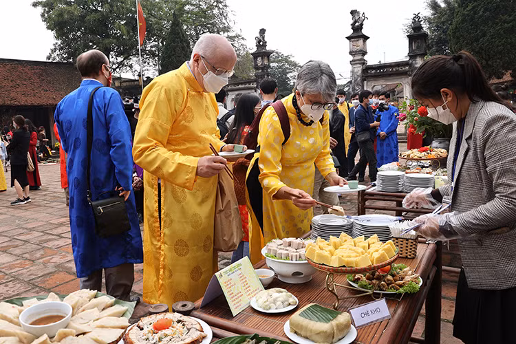  Thưởng thức những món ăn đặc sản truyền thống của Làng cổ Đường Lâm nhứ bánh tẻ, gà mía, của cải khô xòa nấm hương, bánh đúc chấm tương...