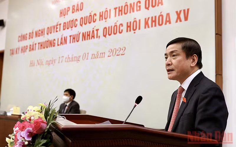 Tổng thư ký, Chủ nhiệm Văn phòng Quốc hội Bùi Văn Cường công bố các Nghị quyết được Quốc hội thông qua tại Kỳ họp bất thường lần thứ Nhất. Ảnh: Duy Linh Tổng thư ký, Chủ nhiệm Văn phòng Quốc hội Bùi Văn Cường công bố các Nghị quyết được Quốc hội thông qua tại Kỳ họp bất thường lần thứ Nhất. (Ảnh: Duy Linh)