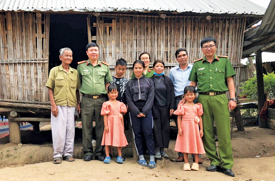 Công an huyện Kbang nhận nuôi dưỡng 2 cháu có hoàn cảnh khó khăn là Đinh Thị Mai Hà và Đinh Thị Mai Linh ở làng Hợp, thị trấn Kbang (ảnh chụp tháng 3-2021). Ảnh: Lê Anh