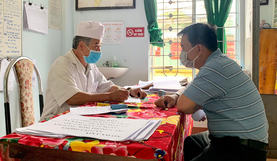 Công dân khai báo y tế khi từ vùng dịch về địa phương. Ảnh: Như Nguyện  Công dân khai báo y tế khi từ vùng dịch về địa phương. Ảnh: Như Nguyện