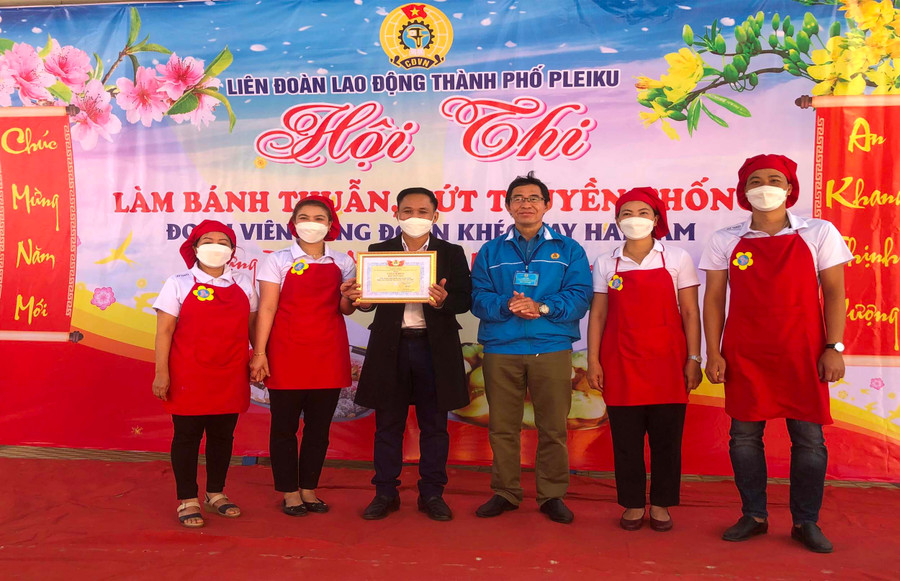Trao giải nhất Hội thi cho Cụm thi đua số 5. Ảnh: Đinh Yến