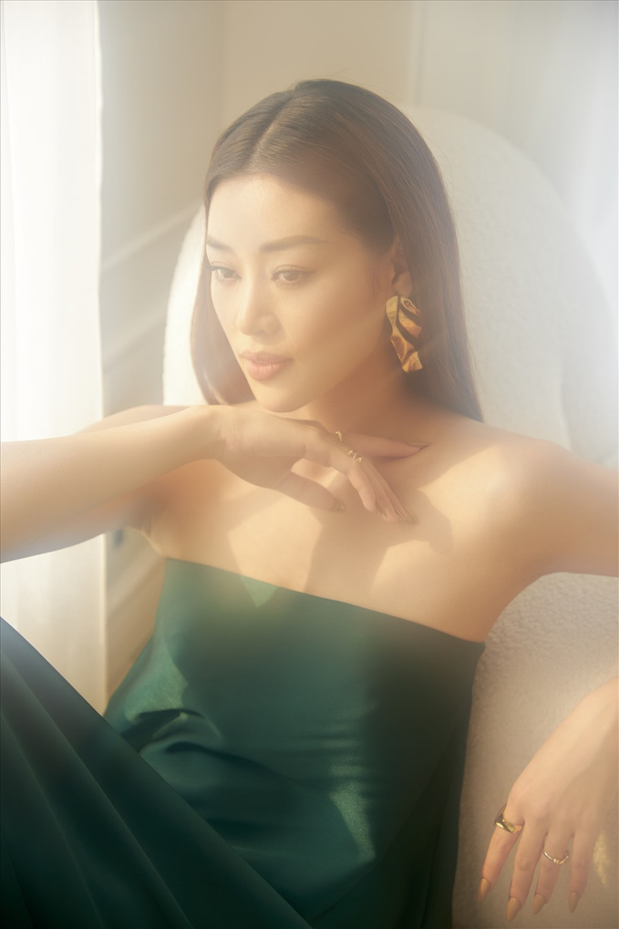 Thông qua bộ ảnh mới, Hoa hậu Khánh Vân kể câu chuyện về những cảm xúc của người phụ nữ, theo mạch tự sự ứng với mốc thời gian ngày và đêm – sự tương phản về không gian, thời gian của một ngày. Đó là một Hoa hậu Khánh Vân dịu dàng, đằm thắm dưới ánh nắng nhẹ nhàng của buổi chiều. Ảnh: Trí Nguyễn. 