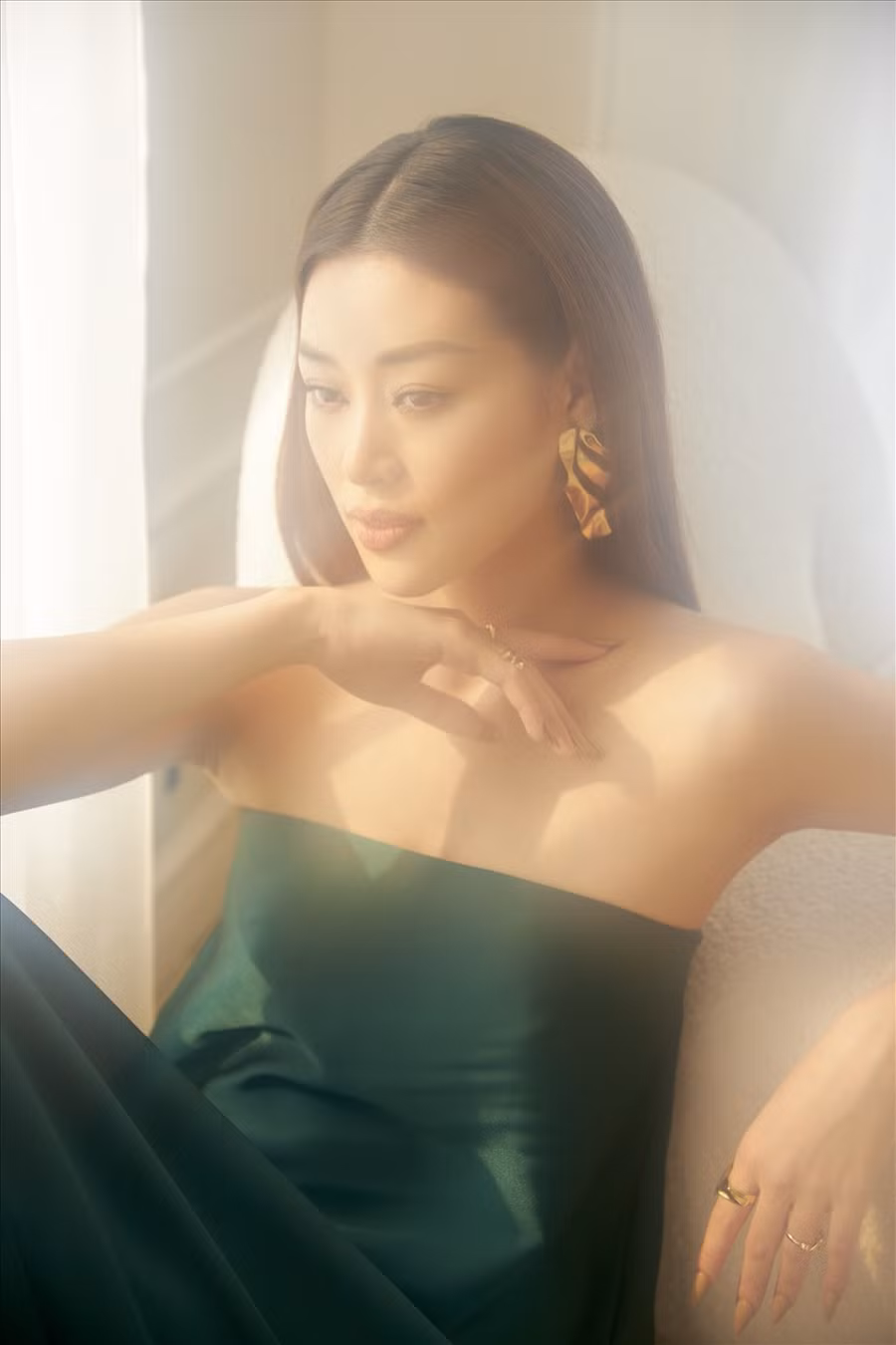 Thông qua bộ ảnh mới, Hoa hậu Khánh Vân kể câu chuyện về những cảm xúc của người phụ nữ, theo mạch tự sự ứng với mốc thời gian ngày và đêm – sự tương phản về không gian, thời gian của một ngày. Đó là một Hoa hậu Khánh Vân dịu dàng, đằm thắm dưới ánh nắng nhẹ nhàng của buổi chiều. Ảnh: Trí Nguyễn. 