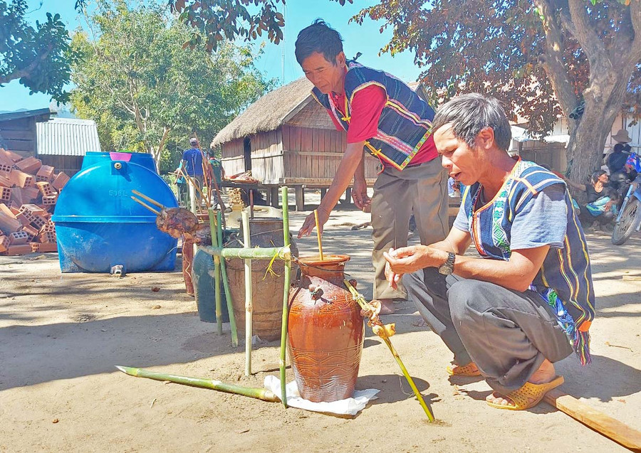 Người dân thực hiện nghi thức cúng trong lễ đóng cửa kho. Ảnh: Thiên Di Người dân thực hiện nghi thức cúng trong lễ đóng cửa kho. Ảnh: Thiên Di