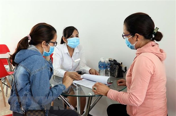 Nhân viên Công ty Cổ phần Thành Đông Ninh Thuận (Ninh Thuận) tư vấn cho người thu nhập thấp tiếp cận mua nhà ở xã hội của công ty. Ảnh: Công Thử./TTXVN