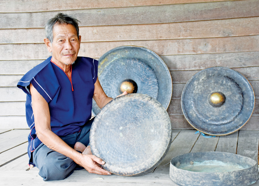 Ông Đinh Văn Khul (làng Nghe Nhỏ, thị trấn Kông Chro) bên bộ chiêng cổ được truyền qua 5 đời của gia đình. Ảnh: Trần Dung Ông Đinh Văn Khul (làng Nghe Nhỏ, thị trấn Kông Chro) bên bộ chiêng cổ được truyền qua 5 đời của gia đình. Ảnh: Trần Dung