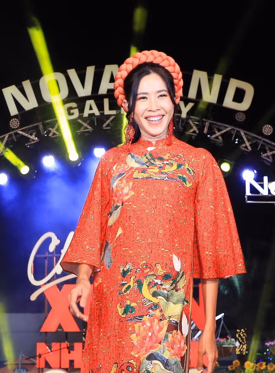 Quỳnh Hoa được khán giả biết đến là một nghệ sĩ đa năng khi vừa làm MC, vừa là một ca sĩ có chất giọng ngọt ngào, từng là thành viên của nhóm nhạc Phù Sa. Ngoài nghệ thuật, cô còn là một nhà quản lý khi đảm nhiệm vai trò Phó giám đốc Nhà Văn hóa Thanh niên TP.HCM