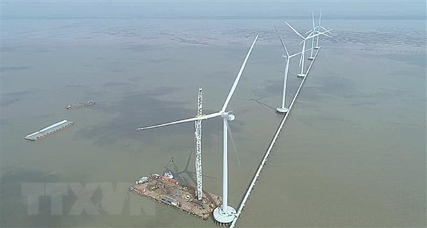  Lắp đặt cánh quạt trụ điện tại Dự án điện gió Đông Hải 1 (huyện Đông Hải). (Ảnh: Chanh Đa/TTXVN)
