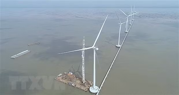  Lắp đặt cánh quạt trụ điện tại Dự án điện gió Đông Hải 1 (huyện Đông Hải). (Ảnh: Chanh Đa/TTXVN)