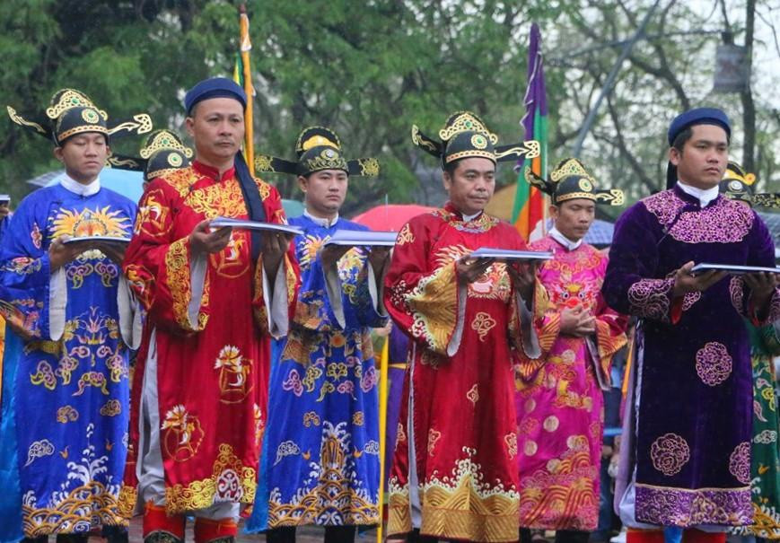 Các quan nhận lịch năm mới tại lễ Ban Sóc. Ảnh: N.M Các quan nhận lịch năm mới tại lễ Ban Sóc. Ảnh: N.M