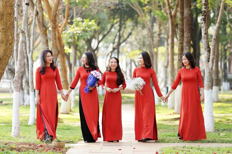 Nét duyên dáng của người phụ nữ trong tà áo dài. Anh Minh Châu