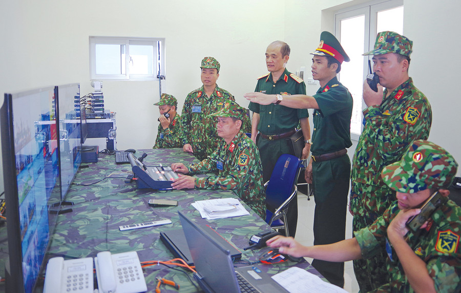 Kiểm tra công tác đảm bảo thông tin liên lạc tại đơn vị. 