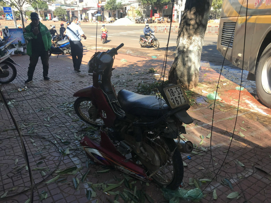 Xe máy bị hư hỏng nặng. Ảnh: Nguyễn Diệp