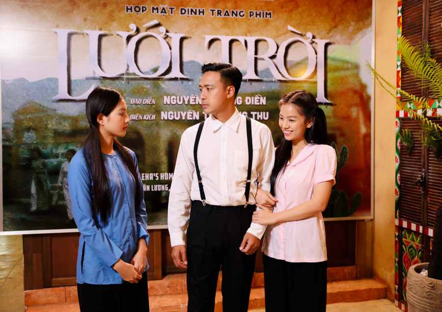 Trong Lưới trời, nam diễn viên vướng vào chuyện tình tay ba với hai chị em do Bích Ngọc và Hạ Anh đóng. Ảnh: NVCC