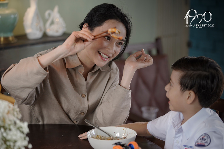 Nhã Phương trong vai Nhã Ca, một nhà văn tiềm năng nhưng nặng gánh gia đình. Ảnh: ĐPCC