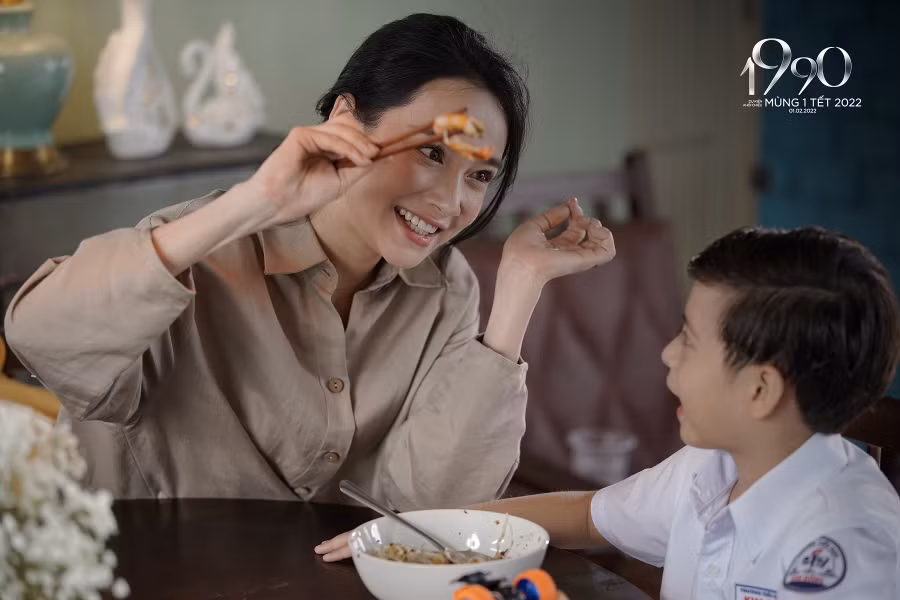 Nhã Phương trong vai Nhã Ca, một nhà văn tiềm năng nhưng nặng gánh gia đình. Ảnh: ĐPCC