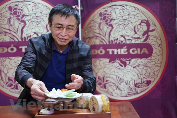 Ông Đỗ Mạnh Thế luôn tự hào về sản phẩm mứt Tết cổ truyền của dòng tộc. (Ảnh: Hoài Nam/Vietnam+) Ông Đỗ Mạnh Thế luôn tự hào về sản phẩm mứt Tết cổ truyền của dòng tộc. (Ảnh: Hoài Nam/Vietnam+)