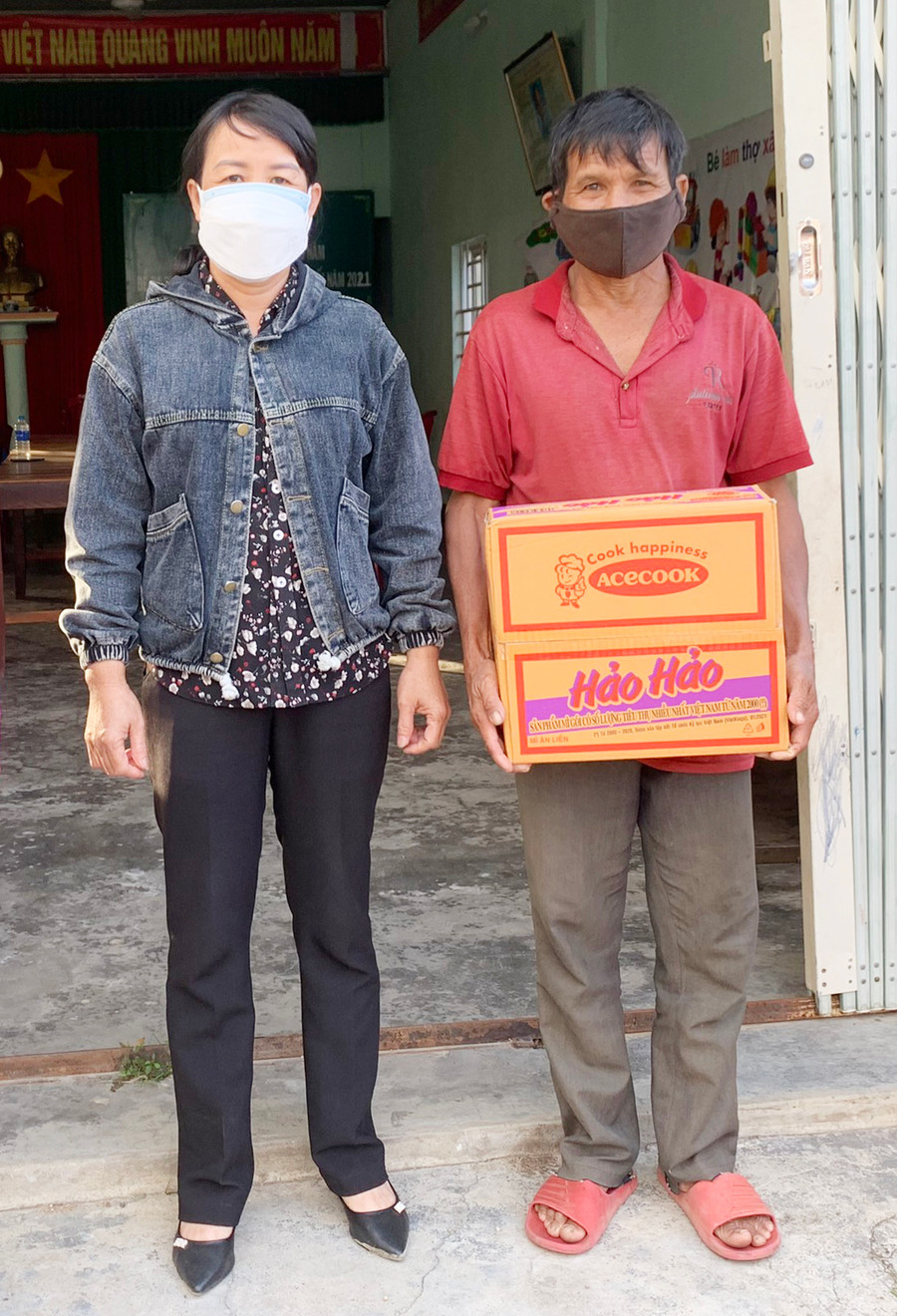 Bà Vũ Thị Quyên hỗ trợ nhu yếu phẩm cho người dân có hoàn cảnh khó khăn. Ảnh: Vũ Chi Bà Vũ Thị Quyên hỗ trợ nhu yếu phẩm cho người dân có hoàn cảnh khó khăn. Ảnh: Vũ Chi