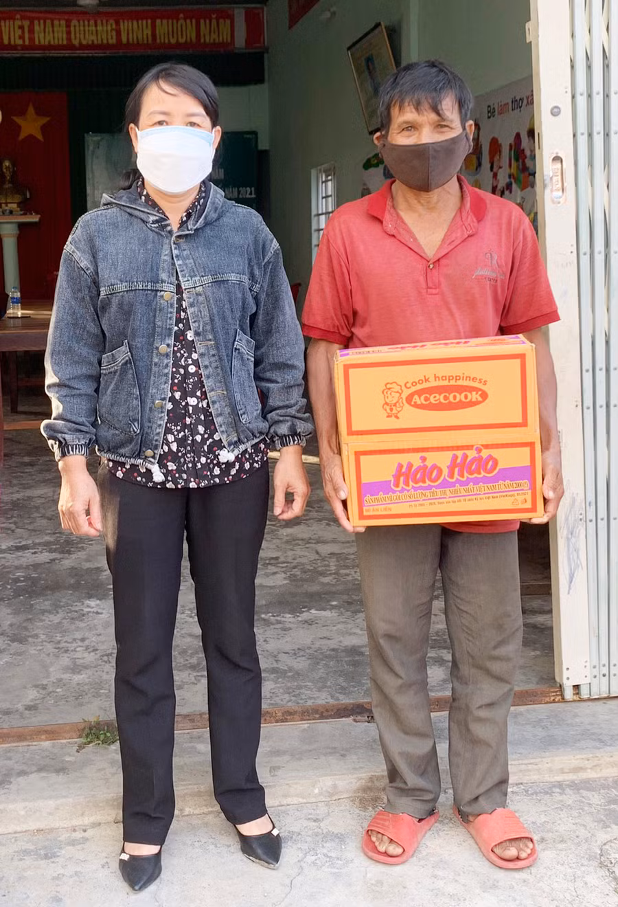 Bà Vũ Thị Quyên hỗ trợ nhu yếu phẩm cho người dân có hoàn cảnh khó khăn. Ảnh: Vũ Chi