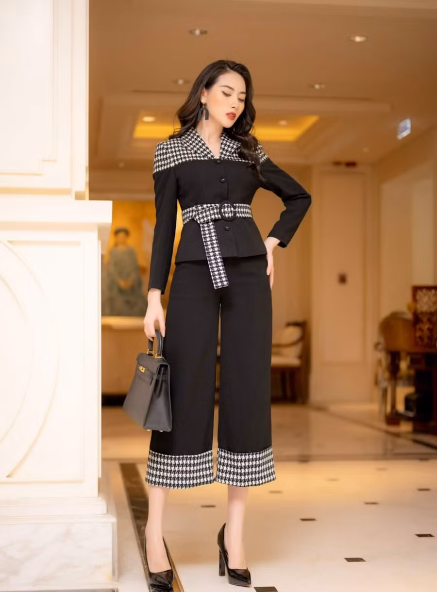 Quần culottes mix cùng áo vest ngắn đã mang lại nhiều nét khác biệt và thú vị cho phong cách của phái đẹp nơi công sở.