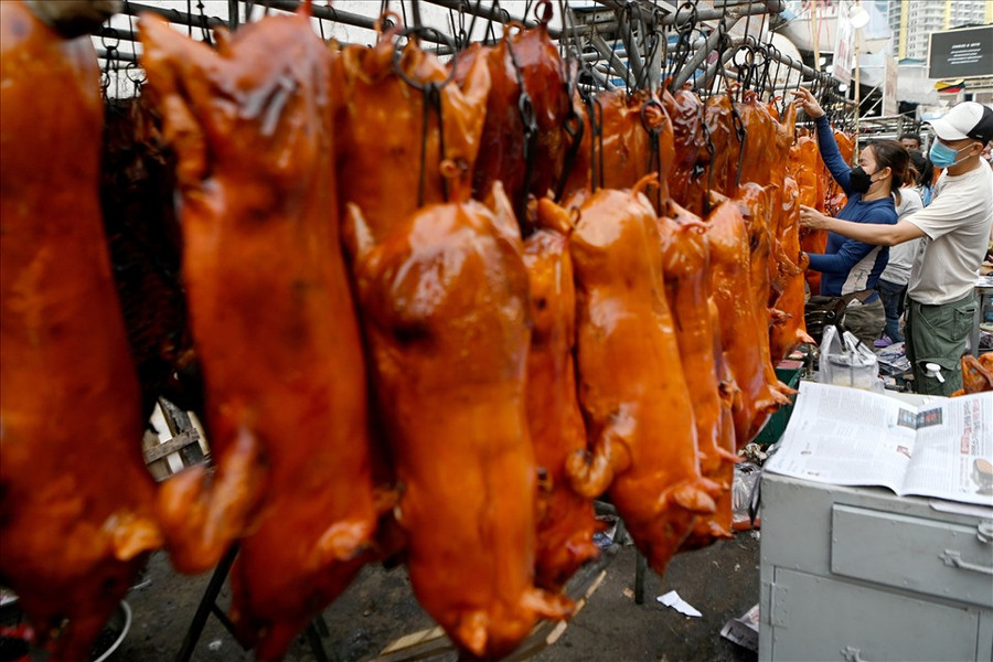  Lợn quay được bày bán vào ngày cuối cùng của năm âm lịch tại một khu chợ ở Phnom Penh, Campuchia. Ảnh: AFP